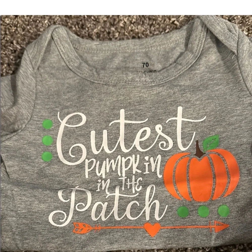 NIP Gray Baby Onesie with Pumpkin Design - Picture 2 of 2